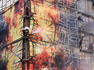 Φωτογραφία για Ακτιβιστές της Greenpeace έβαλαν «φωτιά» στο κτήριο του Ευρωπαϊκού Συμβουλίου