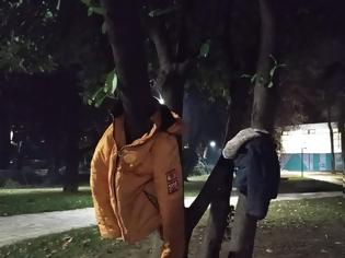 Φωτογραφία για Μπουφάν κρεμασμένα στα δέντρα της Έδεσσας για να μη μείνει «κανείς μόνος στο κρύο»