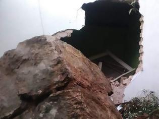 Φωτογραφία για Άρτα: Τεράστιος βράχος αποκολλήθηκε και έπεσε σε σπίτι -