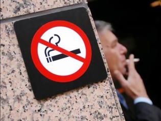 Φωτογραφία για Αντικαπνιστικός νόμος: Βγαίνουν για τσιγάρο και γίνονται… καπνός