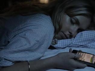 Φωτογραφία για Τι μπορεί να πάθετε εάν κοιμάστε με το κινητό δίπλα σας;