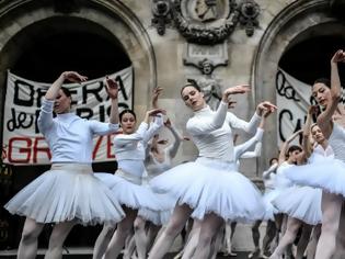 Φωτογραφία για Παρίσι: Μπαλαρίνες χόρεψαν έξω από την Όπερα διαμαρτυρόμενες για τη συνταξιοδοτική μεταρρύθμιση