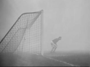 Φωτογραφία για Ο τερματοφύλακας που... περίμενε στην ομίχλη: Μια απίστευτη χριστουγεννιάτικη ιστορία του 1937!