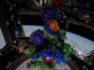 Φωτογραφία για Στο Διεθνή Διαστημικό Σταθμό: Κάτω από το Χριστουγεννιάτικο Δέντρο
