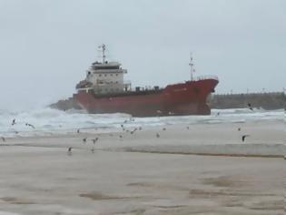 Φωτογραφία για Φορτηγό πλοίο από την Ελλάδα παρασύρθηκε λόγω κακοκαιρίας σε παραλία του Ισραήλ