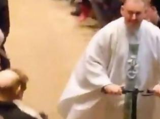 Φωτογραφία για Μοντέρνος ιερέας φεύγει από την εκκλησία... με ηλεκτρικό πατίνι!