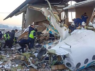 Φωτογραφία για Καζακστάν: Το αεροσκάφος συνετρίβη σε διώροφο κτίριο και κόπηκε στα δύο - Εικόνες σοκ