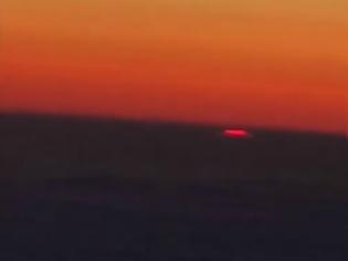 Φωτογραφία για Παράξενο φωτεινό αντικείμενο στον ουρανό του Καζακστάν - Βίντεο