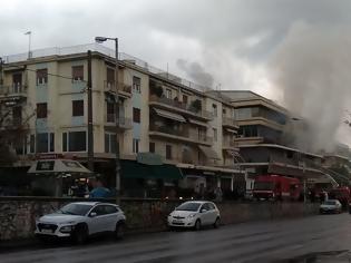 Φωτογραφία για Χολαργός: Από το πρωί καίει η φωτιά πάνω από το πολυκατάστημα «Δαναός»