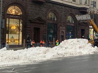Φωτογραφία για Μόσχα: Έφεραν τεχνητό χιόνι για τους εορτασμούς της Πρωτοχρονιάς