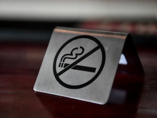 Φωτογραφία για Οι Έλληνες κόβουν το κάπνισμα σε κλειστούς χώρους...