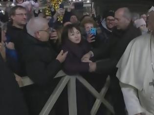 Φωτογραφία για Έξαλλος ο Πάπας: Χαστούκισε το χέρι πιστής που δεν τον άφηνε! (βίντεο)