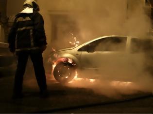 Φωτογραφία για Έκαψαν δύο αυτοκίνητα στα Άνω Πετράλωνα