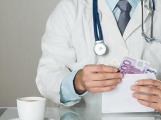 Φωτογραφία για Γιατρός με «φακελάκι» στο ΠΑΓΝΗ: Τέθηκε σε 6μηνη αργία