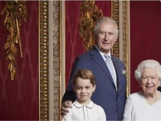 Φωτογραφία για Η βασίλισσα Ελισάβετ με τους τρεις διαδόχους του στέμματος: To πορτρέτο της βασιλικής οικογένειας για τη νέα δεκαετία