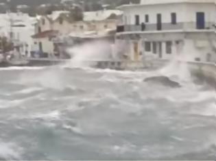 Φωτογραφία για Κακοκαιρία - Πάρος: Τεράστια κύματα «κατάπιαν» παραλίες