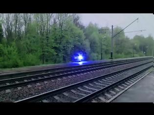 Φωτογραφία για Παράξενο σφαιρικό αντικείμενο διασχίζει σιδηροδρομικές γραμμές (Βίντεο)