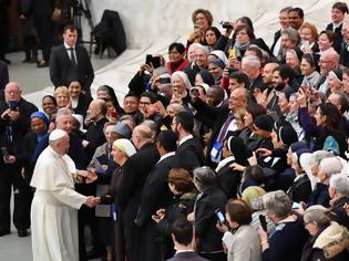 Φωτογραφία για Πάπας Φραγκίσκος: «Θα σε φιλήσω, αλλά μην με δαγκώσεις» είπε αστειευόμενος σε Αφρικανή καλόγρια
