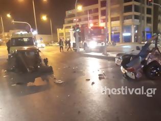 Φωτογραφία για Κινηματογραφική καταδίωξη στη Θεσσαλονίκη: Όχημα διακινητών έκοψε στα δύο ΙΧ