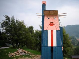 Φωτογραφία για Σλοβενία: Έκαψαν ξύλινο άγαλμα με τον διπρόσωπο Τραμπ - Δείτε βίντεο