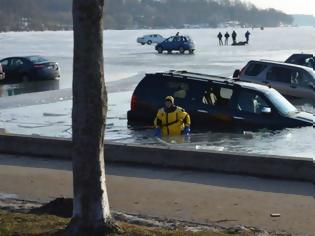 Φωτογραφία για Τα αυτοκίνητα των ψαράδων βυθίστηκαν στην παγωμένη λίμνη (+video)