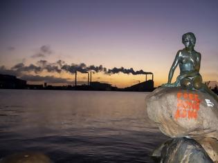 Φωτογραφία για Δανία: Βανδάλισαν τη Γοργόνα γράφοντας «Ελευθερώστε το Χονγκ Κονγκ»