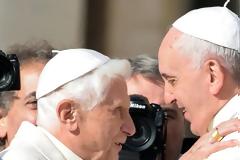 Οι δύο Πάπες: Ο Βενέδικτος ανέκρουσε πρύμναν για το βιβλίο που προκαλεί ρήξη με τον Φραγκίσκο