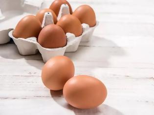 Φωτογραφία για Άσπρα ή καφέ αυγά; Πού οφείλεται η διαφορά και τι ρόλο παίζει στη θρεπτική αξία και τη γεύση!