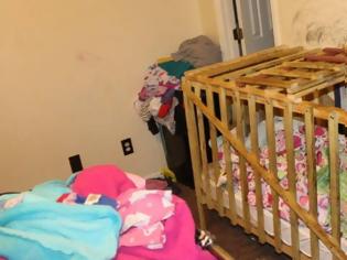 Φωτογραφία για 0 Τέσσερα παιδιά ζούσαν σε κρεβάτια-κλουβιά -Τα ανακάλυψαν τυχαία (pics)