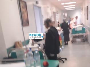 Φωτογραφία για Εικόνες- ντροπής και πάλι στο «Αττικόν»: Ράντζα πνίγουν το νοσοκομείο