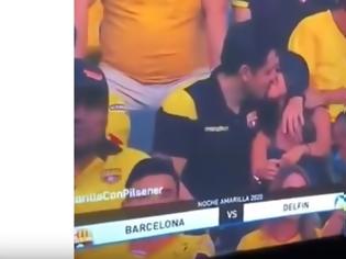 Φωτογραφία για Τον έπιασε η κάμερα να φιλάει την ερωμένη του στο γήπεδο –Η αντίδρασή του έγινε viral