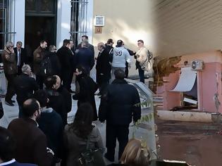 Φωτογραφία για Ξεκινά η δίκη για την τραγωδία στη Μάνδρα: Στο εδώλιο Δούρου, πρώην δήμαρχοι και πολεοδόμοι