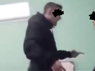 Φωτογραφία για Βίντεο με μαθητή ΕΠΑΛ να «τραμπουκίζει» καθηγήτρια -Άμεση κινητοποίηση της Κεραμέως