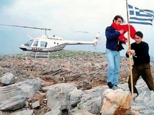 Φωτογραφία για 1996: Σαν σήμερα δύο δημοσιογράφοι της εφημερίδας «Χουριέτ» στη Σμύρνη μεταβαίνουν με ελικόπτερο στη Μεγάλη Ίμια.-Υποστέλλουν την ελληνική σημαία και υψώνουν την τουρκική...