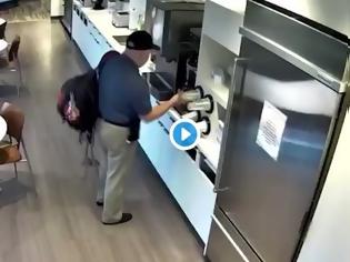 Φωτογραφία για Πελάτης ρίχνει επίτηδες νερό στο πάτωμα και γλιστράει για να πάρει αποζημίωση (video)