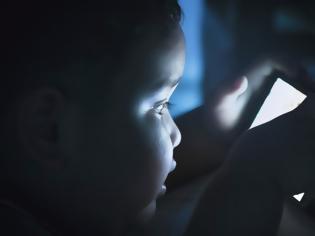 Φωτογραφία για Ερευνα: Τα περισσότερα παιδιά στη Βρετανία κοιμούνται με το κινητό δίπλα στο κρεβάτι