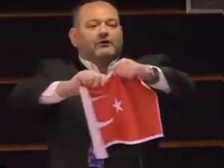 Φωτογραφία για Αθήνα και Αγκυρα καταδικάζουν το σκίσιμο της τουρκικής σημαίας από τον Λαγό