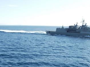 Φωτογραφία για Λιβύη: Τουρκική φρεγάτα συνόδευσε φορτηγό πλοίο που μετέφερε θωρακισμένα άρματα