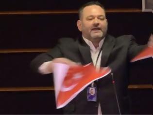 Φωτογραφία για Έσκισε την τουρκική σημαία στο Ευρωκοινοβούλιο ο Λαγός - Απάντησε ο Τσαβούσογλου