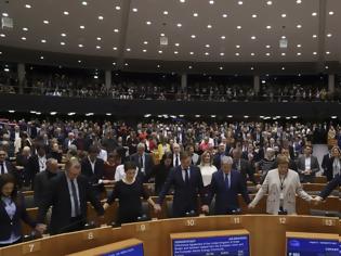 Φωτογραφία για Ευρωκοινοβούλιο: Με σκωτσέζικο ύμνο η Ευρώπη είπε «αντίο» στη Βρετανία