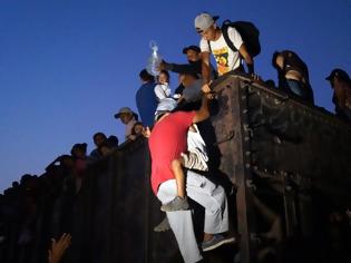 Φωτογραφία για Μεξικό: 292 μετανάστες βρέθηκαν στοιβαγμένοι μέσα σε δύο φορτηγά
