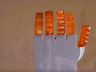 Φωτογραφία για Επιστήμονες δημιούργησαν το πρώτο ρομπότ που «ιδρώνει» και αποβάλλει θερμότητα (Βίντεο)