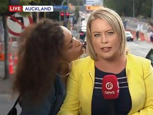 Φωτογραφία για Viral: Η αντίδραση της δημοσιογράφου όταν την φίλησαν κατά τη διάρκεια ζωντανής σύνδεσης (video)