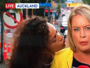 Φωτογραφία για Δημοσιογράφος τέρας ψυχραιμίας: Πήγαν να την φιλήσουν σε ζωντανή μετάδοση και δεν κούνησε ούτε βλέφαρο