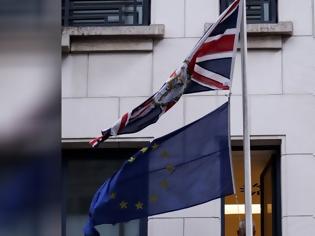 Φωτογραφία για Brexit: Οι Βρετανοί αφαίρεσαν τη σημαία της ΕΕ από την πρεσβεία τους