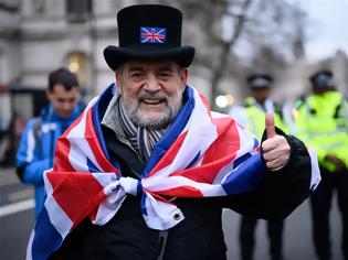 Φωτογραφία για Brexit: «Πάρτι» στους δρόμους με μπύρες και συνθήματα - Γιορτάζουν την έξοδο οι Βρετανοί