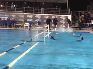 Φωτογραφία για Απίστευτο! Οπαδός έριξε διαιτητή στην πισίνα σε αγώνα πόλο γυναικών! (video)