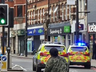 Φωτογραφία για Τρομοκρατία στο Λονδίνο: Επίθεση με μαχαίρι κατά πολιτών - Νεκρός ο δράστης, τρεις τραυματίες