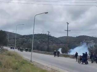 Φωτογραφία για ΕΚΤΑΚΤΟ: Επεισόδια με φωτιές και χημικά σε πορεία μεταναστών στη Λέσβο
