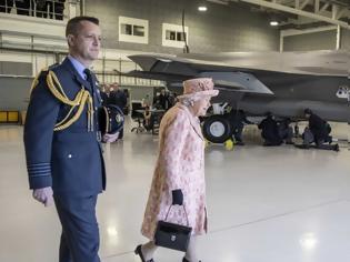 Φωτογραφία για Η βασίλισσα Ελισάβετ επισκέφθηκε αεροπορική βάση και επιθεώρησε τα νέα μαχητικά F-35
